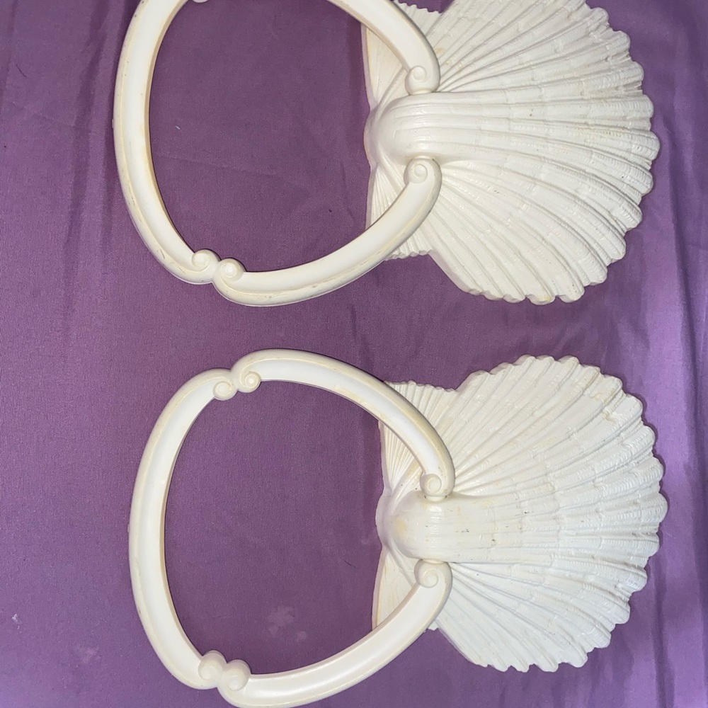 White Shell-Shaped Towel Rings Set - Classic Home Accents